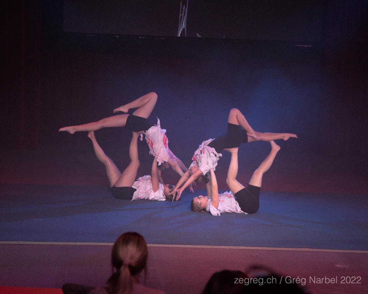 15. Acro mami 3